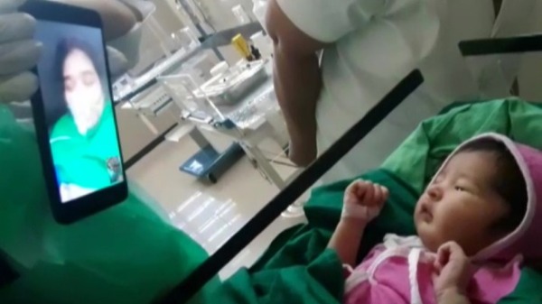 ৬ দিনের শিশুর ভিডিও কলে প্রথম দেখা করোনা আক্রান্ত মায়ের ৬ দিনের শিশুর ভিডিও কলে প্রথম দেখা করোনা আক্রান্ত মায়ের