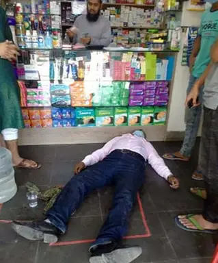 রাজধানীর ভাটারায় ঔষধ কিনতে গিয়ে মারা গেলেন ক্রেতা রাজধানীর ভাটারায় ঔষধ কিনতে গিয়ে মারা গেলেন ক্রেতা