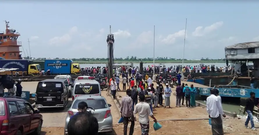 মাদারীপুরের কাঁঠালবাড়ি ঘাটে ঢাকামুখী শ্রমিকদের ভিড়