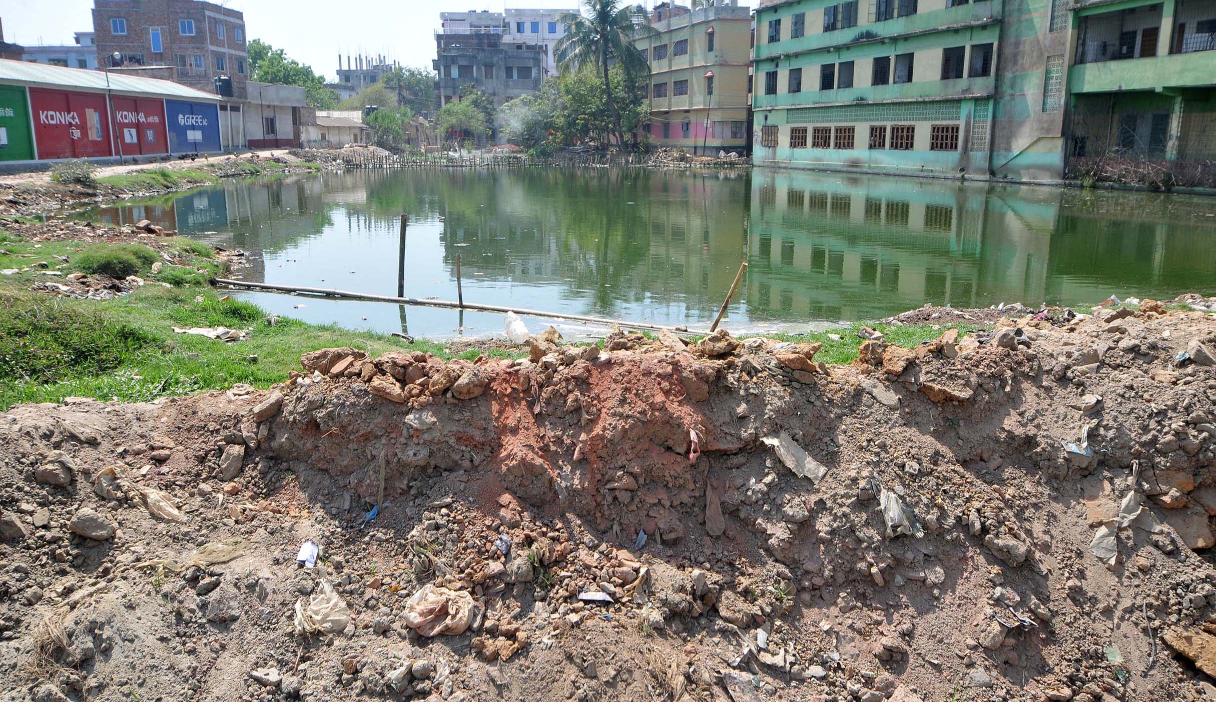 বগুড়া নগরীতে শতাধিক পুকুর ভরাট বগুড়া নগরীতে শতাধিক পুকুর ভরাট