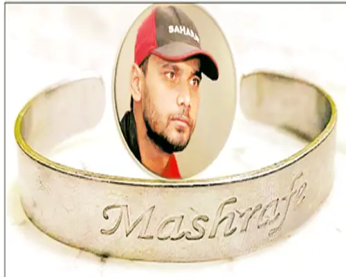 ব্রেসলেট উপহার হিসেবেই ফেরত পাবেন মাশরাফি ব্রেসলেট উপহার হিসেবেই ফেরত পাবেন মাশরাফি