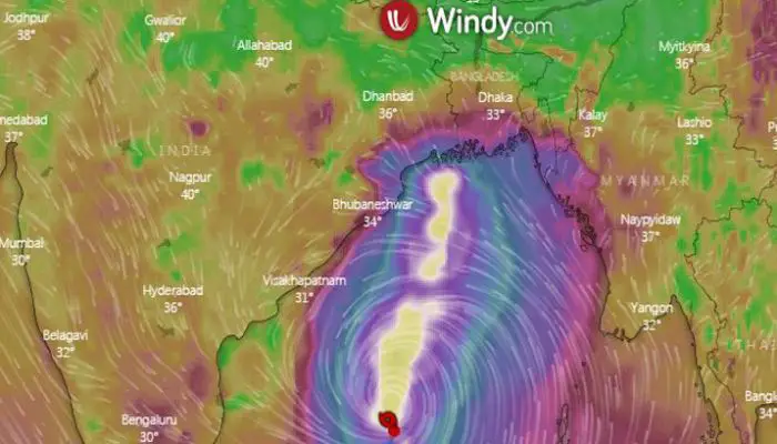 ঘণ্টায় ২২৫ কিলোমিটার বাতাসের গতি নিয়ে এগিয়ে আসছে আমফান