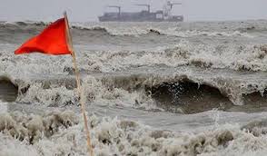 সাইক্লোন আমফান ॥ ১০ ফুটের অধিক উচ্চতার জলোচ্ছ্বাসের আশঙ্কা সাইক্লোন আমফান ॥ ১০ ফুটের অধিক উচ্চতার জলোচ্ছ্বাসের আশঙ্কা