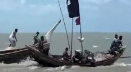 কুয়াকাটায় সাগরে মাছ ধরার ট্রলারে জলদস্যুর হানা কুয়াকাটায় সাগরে মাছ ধরার ট্রলারে জলদস্যুর হানা