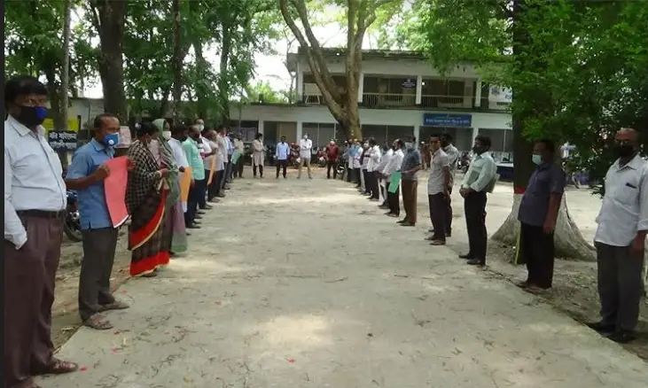 ডোমারে যুব লীগ নেতার বিচারের দাবিতে শিক্ষকদের মানববন্ধন