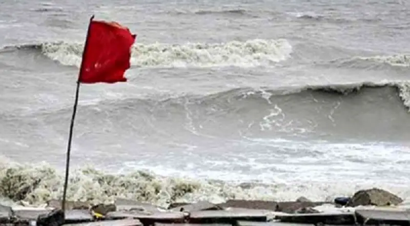 আমফান ॥ এবার চট্টগ্রাম-কক্সবাজারেও মহাবিপদ সংকেত আমফান ॥ এবার চট্টগ্রাম-কক্সবাজারেও মহাবিপদ সংকেত
