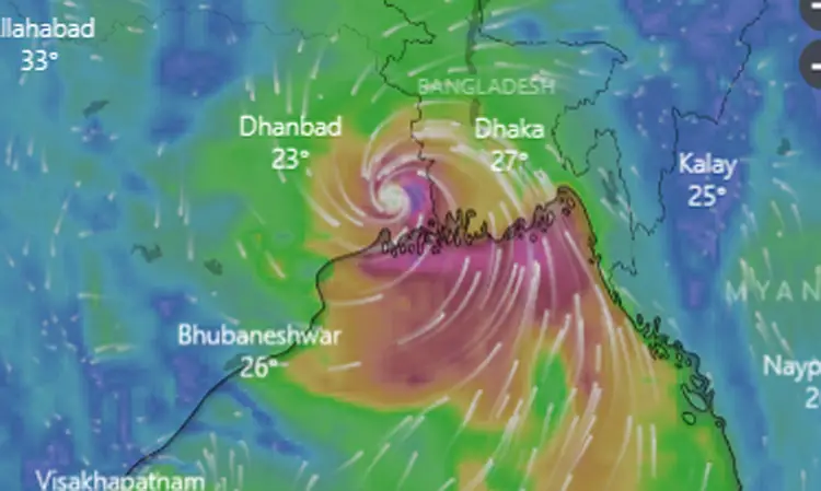 বাংলাদেশ উপকূল অতিক্রম করছে ‘আমফান’