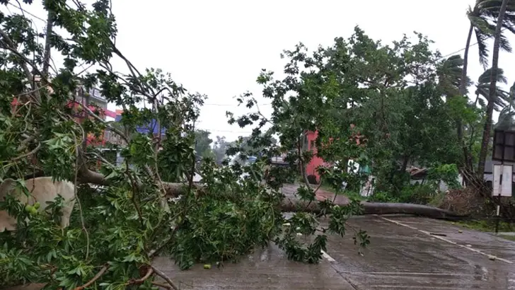 পশ্চিমবঙ্গে দুই নারীর প্রাণ কেড়ে নিল আমফান