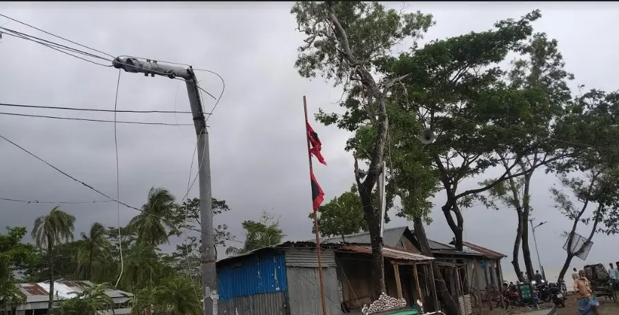 হাতিয়ায় ঘূর্ণিঝড় আমফানের আঘাতে কাঁচা ঘরবাড়ি বিধ্বস্ত