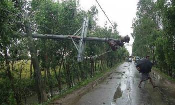 ঘূর্ণিঝড় আমফানে বিদ্যুৎহীন ৫৩ লাখ মানুষ ঘূর্ণিঝড় আমফানে বিদ্যুৎহীন ৫৩ লাখ মানুষ