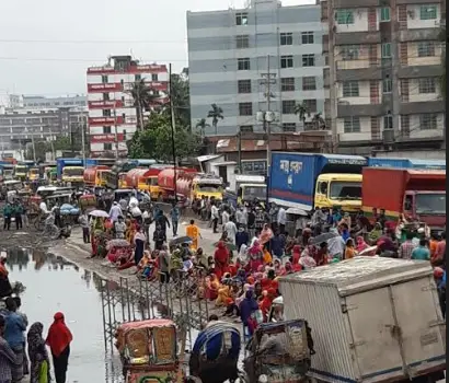 টঙ্গীতে গার্মেন্টস শ্রমিকদের ফের মহাসড়ক অবরোধ টঙ্গীতে গার্মেন্টস শ্রমিকদের ফের মহাসড়ক অবরোধ