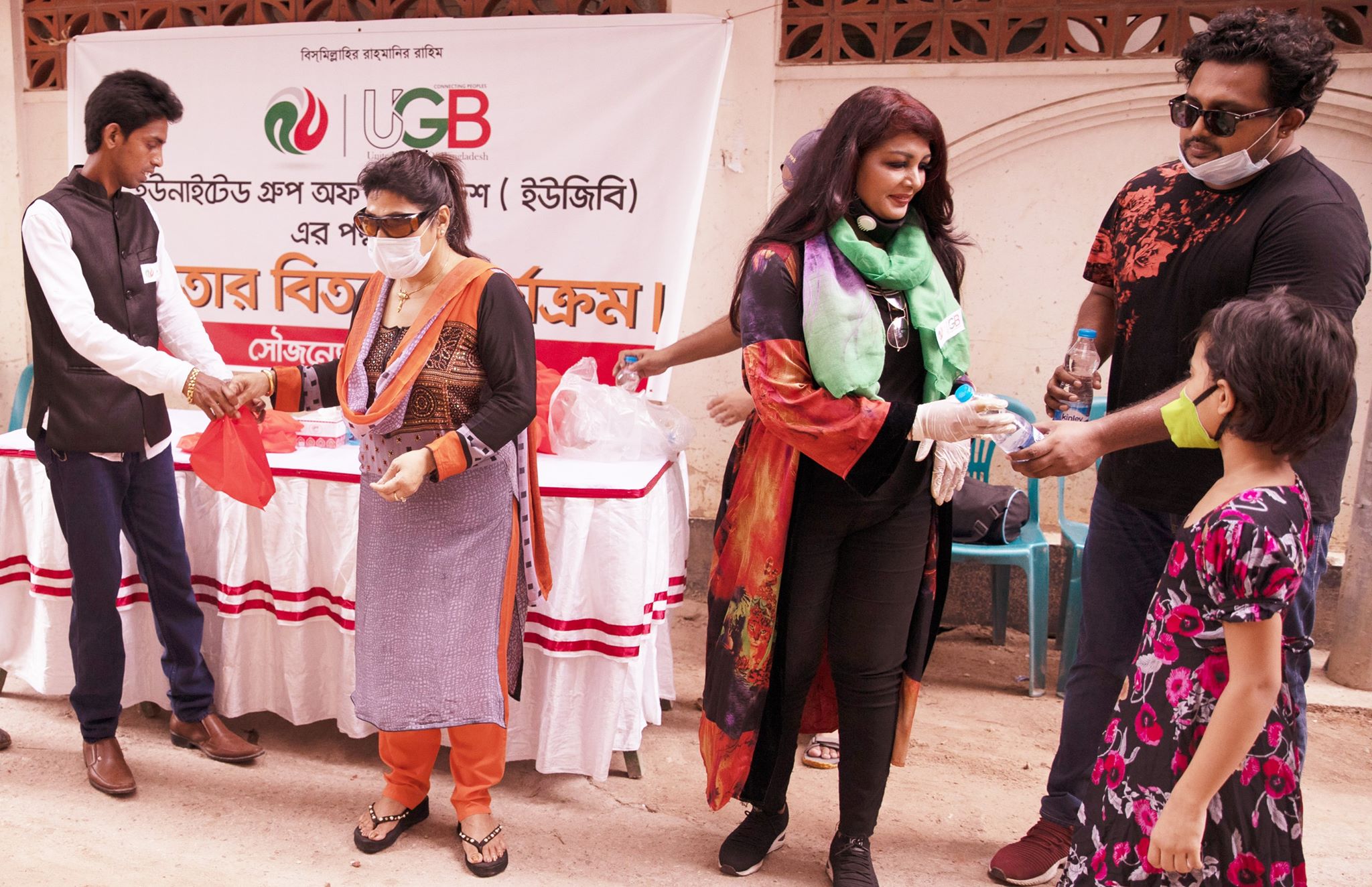 ইউজিবি’র উদ্যোগে ইফতার বিতরণ করলেন ডেইজি সারোয়ার ও বুলবুল টুম্পা ইউজিবি’র উদ্যোগে ইফতার বিতরণ করলেন ডেইজি সারোয়ার ও বুলবুল টুম্পা