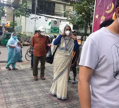 সামাজিক দূরত্ব রেখেই কেনাকাটা করলেন শিক্ষামন্ত্রী সামাজিক দূরত্ব রেখেই কেনাকাটা করলেন শিক্ষামন্ত্রী