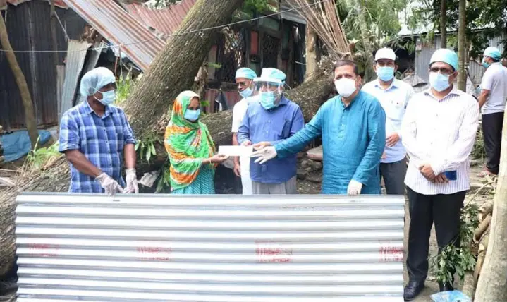 বরিশালে আমফানে ক্ষতিগ্রস্ত ৩২ পরিবারে প্রধানমন্ত্রীর সহায়তা