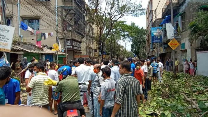 কলকাতার বিভিন্ন এলাকায় জল, বিদ্যুতের দাবিতে অবরোধ