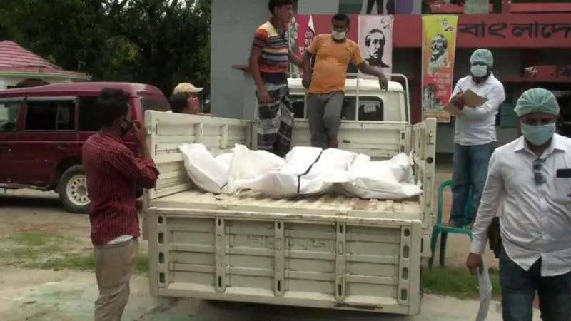 বিরামপুরে বিষাক্ত অ্যালকোহল পানে আরও ৪ জনের মৃত্যু বিরামপুরে বিষাক্ত অ্যালকোহল পানে আরও ৪ জনের মৃত্যু