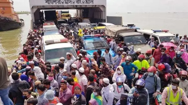 কর্মস্থলমুখী মানুষের ঢল কর্মস্থলমুখী মানুষের ঢল