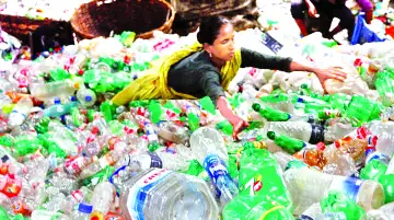 করোনার মধ্যেও প্লাস্টিক বর্জ্যে বিপর্যস্ত ঢাকা