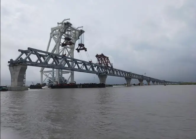 পদ্মাসেতুর ৩০তম স্প্যান বসে গেছে পদ্মাসেতুর ৩০তম স্প্যান বসে গেছে