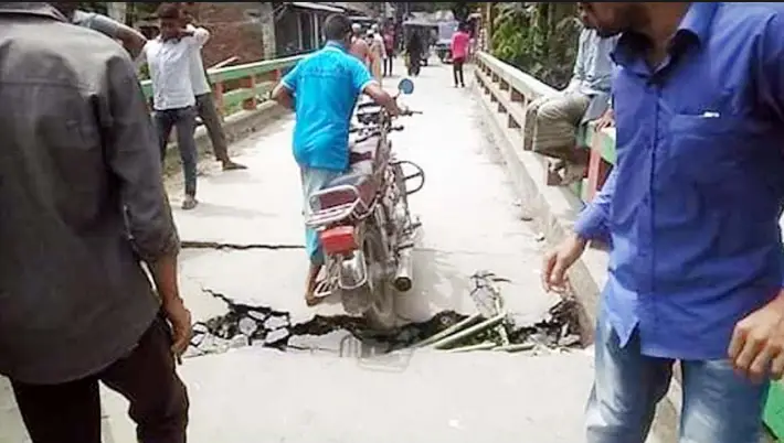 সাদুল্যাপুরে গাছুর বাজার ব্রীজটির মধ্যভাগ ভেঙ্গে গেছে সাদুল্যাপুরে গাছুর বাজার ব্রীজটির মধ্যভাগ ভেঙ্গে গেছে