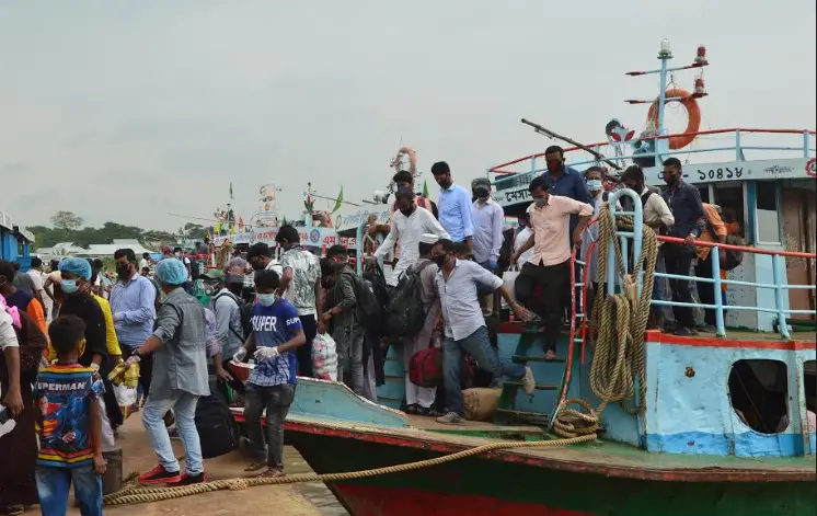 শিমুলিয়া-কাঁঠালবাড়ি নৌরুটে ঢাকামুখী মানুষের ঢল