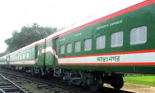দুই মাস পর চলছে ট্রেন দুই মাস পর চলছে ট্রেন
