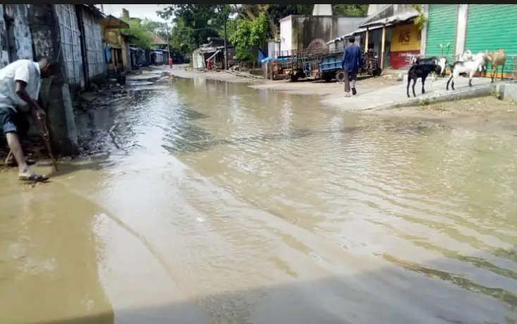 ধামইরহাটে বৃষ্টি হলেই সড়কে হাঁটু পানি ধামইরহাটে বৃষ্টি হলেই সড়কে হাঁটু পানি