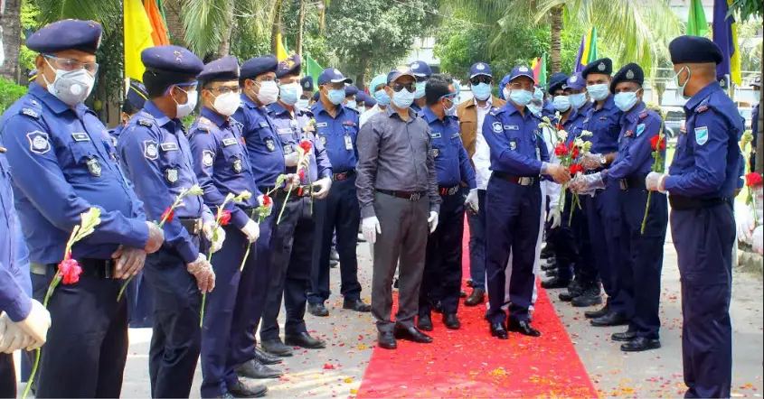 নারায়ণগঞ্জে করোনা জয়ী ১০১ জন পুলিশ সদস্যকে সংবর্ধনা নারায়ণগঞ্জে করোনা জয়ী ১০১ জন পুলিশ সদস্যকে সংবর্ধনা