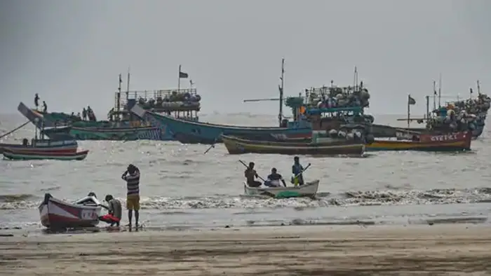 আজ বিকেলে ১১০ কিমি বেগে মুম্বাইয়ে আঘাত হানবে ‘নিসর্গ’