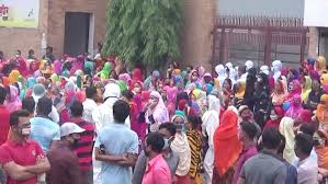 গাজীপুরে বেতন ও বোনাস দাবিতে পোশাক শ্রমিকদের বিক্ষোভ গাজীপুরে বেতন ও বোনাস দাবিতে পোশাক শ্রমিকদের বিক্ষোভ
