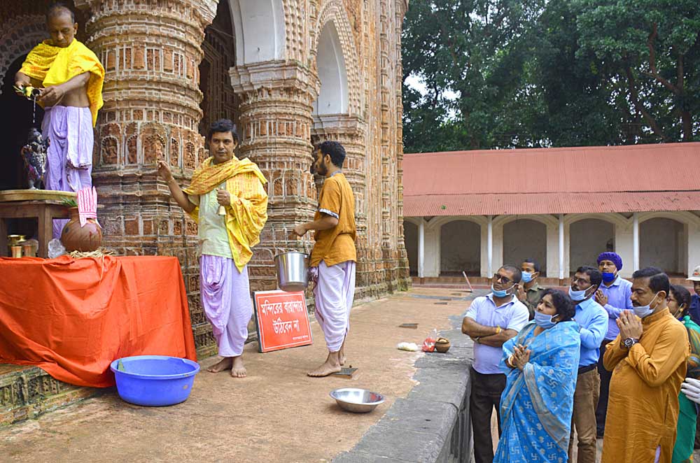 দিনাজপুরে ঐতিহাসিক কান্তজীউ মন্দিরে স্নানযাত্রা উৎসব অনুষ্ঠিত