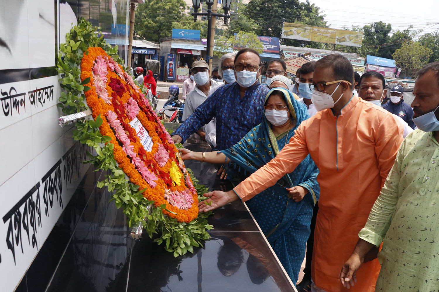 ছয় দফা দিবসে বঙ্গবন্ধুর প্রতিকৃতিতে রাজশাহী নগর আ’ লীগের শ্রদ্ধা