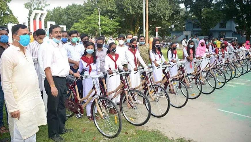 দিনাজপুরে ৬৫ জন শিক্ষার্থীকে বাইসাইকেল বিতরণ