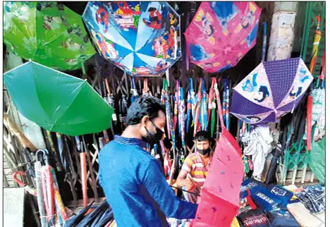 কাঠের বাঁট আর কালো সুতি কাপড়ের সেই ছাতার দিন গেছে কাঠের বাঁট আর কালো সুতি কাপড়ের সেই ছাতার দিন গেছে