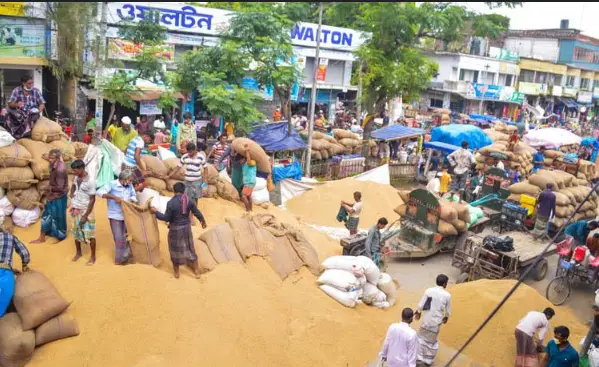 নওগাঁর মহাদেবপুরে প্রধান সড়কে বসছে অস্থায়ী হাট-বাজার