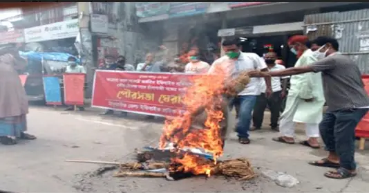 ঠাকুরগাঁওয়ে ইজিবাইক শ্রমিকদের পৌরসভা ঘেরাও