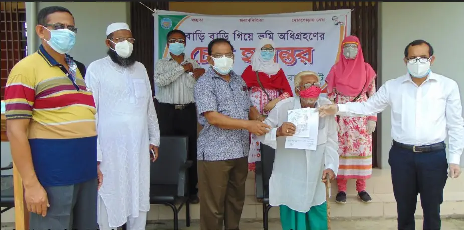 ফকিরহাটে ভূমি অধিগ্রহণের চেক প্রদান ফকিরহাটে ভূমি অধিগ্রহণের চেক প্রদান