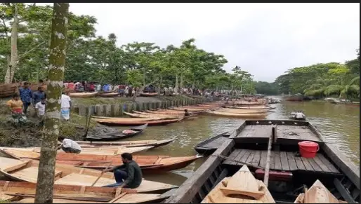 করোনায় স্বরূপকাঠির নৌকার হাটে ক্রেতা-বিক্রেদের সমাগম নেই