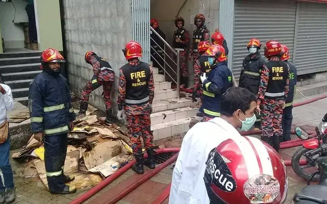 বাংলাদেশ ব্যাংক ভবনের বাইরে হঠাৎ আগুন আতঙ্ক