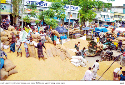 নওগাঁয় সড়কে হাট ॥ যান চলাচল ব্যাহত