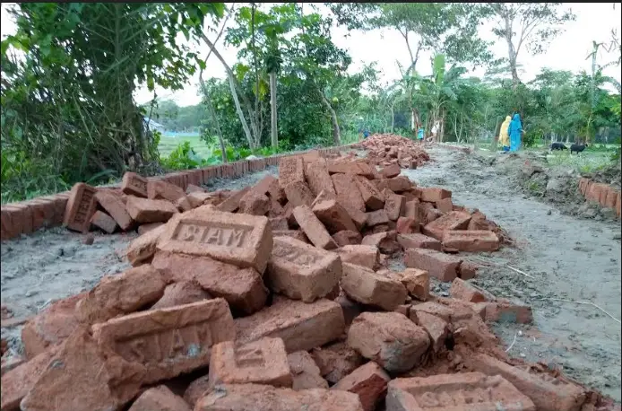 বাউফলে নিম্নমানের ইট দিয়ে সড়ক নির্মাণের অভিযোগ