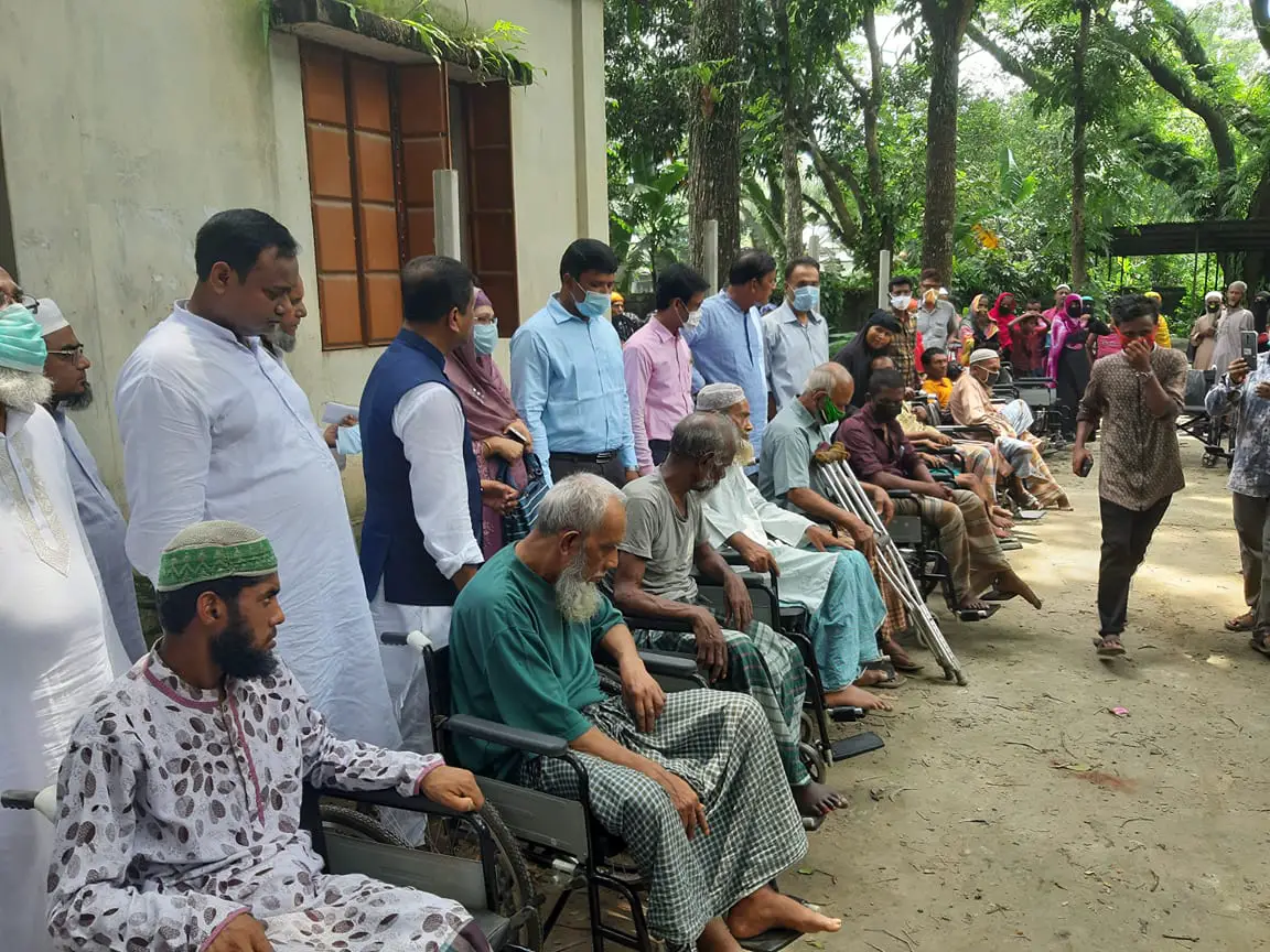 নান্দাইলে প্রতিবন্ধীদের মাঝে হুইল চেয়ার বিতরণ