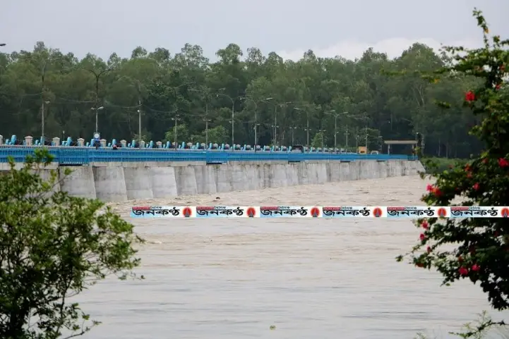 ভারী বৃষ্টিপাত ও উজানের ঢল: তিস্তায় বিপদসীমা ছুঁই ছুঁই