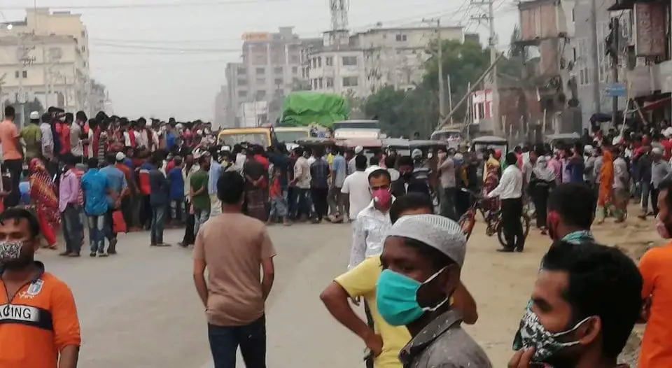 গাজীপুরে পোশাক শ্রমিক বিক্ষোভ, কর্মবিরতি ও মহাসড়ক অবরোধ গাজীপুরে পোশাক শ্রমিক বিক্ষোভ, কর্মবিরতি ও মহাসড়ক অবরোধ