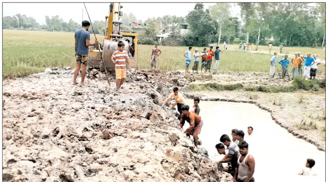 অবশেষে গ্রামবাসীই নির্মাণ করল দুই কিমি সড়ক