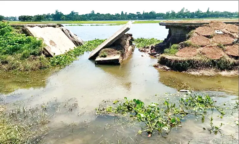 ভৈরবে সড়ক ভেঙ্গে বিচ্ছিন্ন