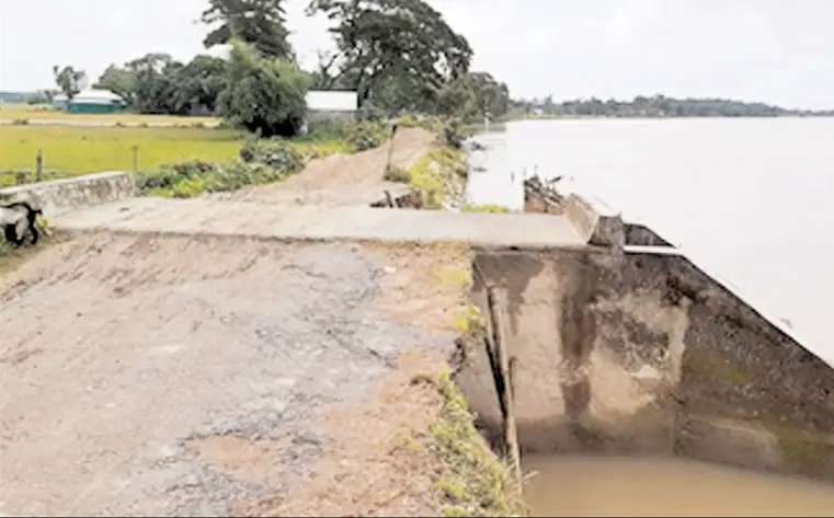 কংস নদীর ভাঙ্গনের মুখে পাঁচ গ্রাম কংস নদীর ভাঙ্গনের মুখে পাঁচ গ্রাম