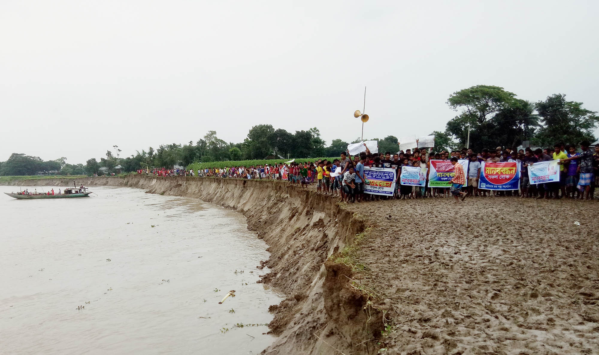 ঈশ্বরগঞ্জে ব্রহ্মপুত্রের ভাঙন ঠেকাতে এলাকাবাসীর দাবী