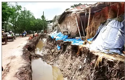 ড্রেনের কাজ ফেলে ঠিকাদার লাপাত্তা ॥ দুর্ভোগ চরমে