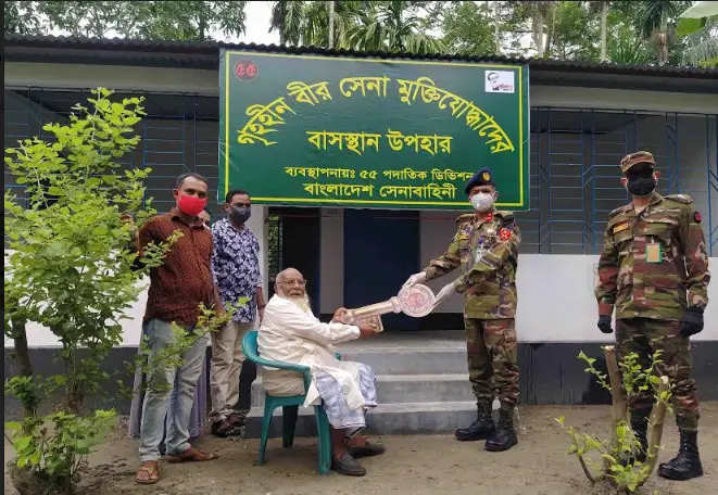 বাগেরহাটে গৃহহীন সেনা মুক্তিযোদ্ধাদের ঘর উপহার দিলেন সেনাবাহিনী বাগেরহাটে গৃহহীন সেনা মুক্তিযোদ্ধাদের ঘর উপহার দিলেন সেনাবাহিনী